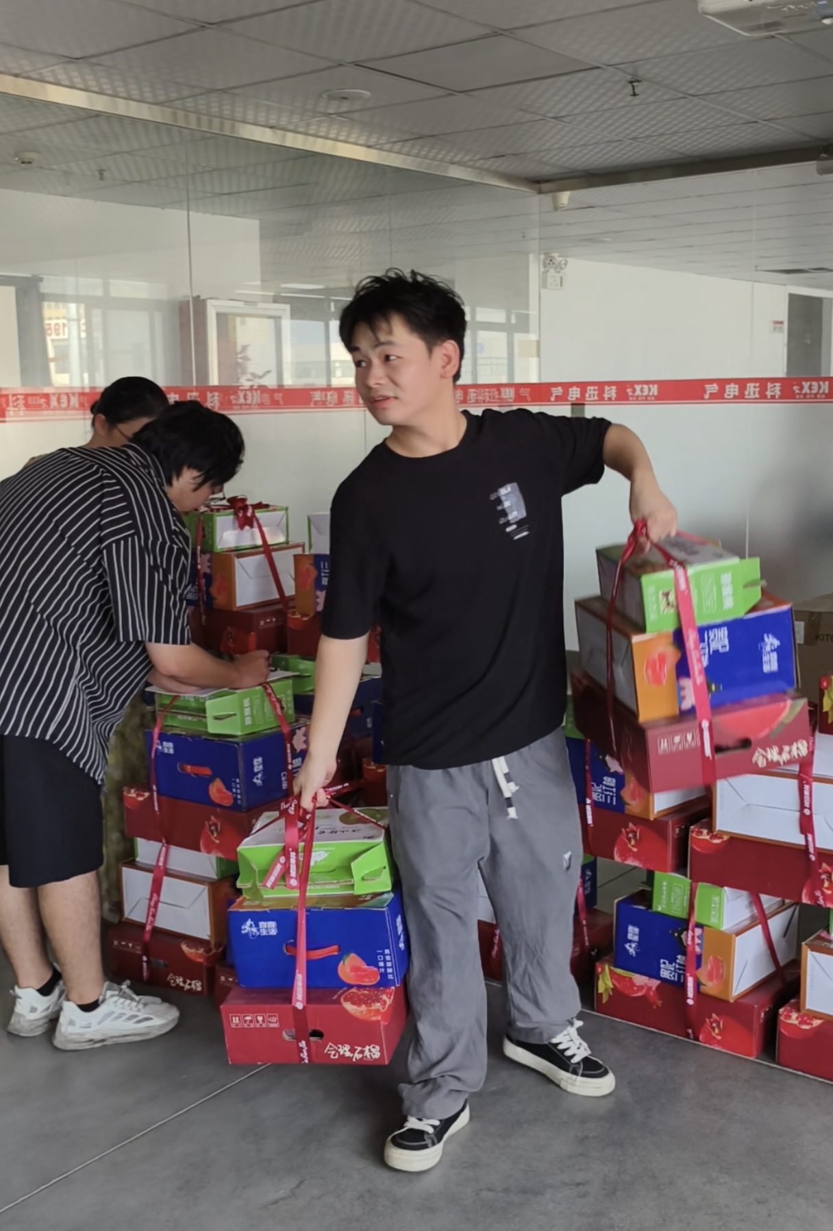 Pri príležitosti festivalu polovice jesene pripravila spoločnosť Kexun Electric pre každého zamestnanca vynikajúce darčekové kazety.