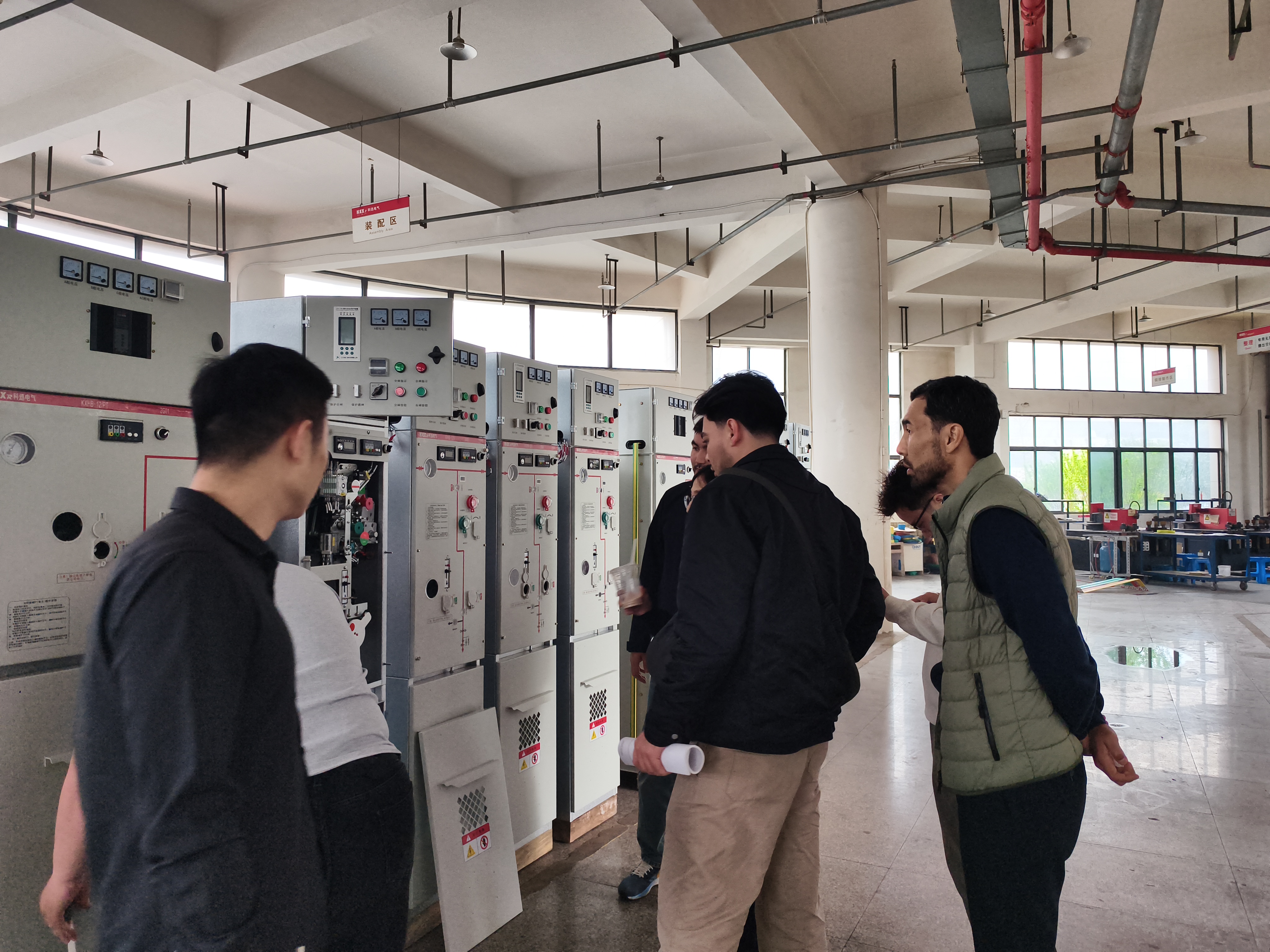 Kazašskí klienti navštevujú výrobnú základňu vysokonapäťových zariadení na distribúciu energie spoločnosti Kexun Electric